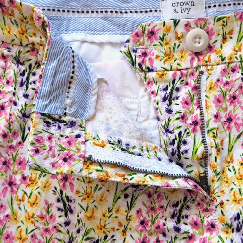 Crown & Ivy Floral Flat Front Caroline Shorts. Size 10 - Picture 7 of 10